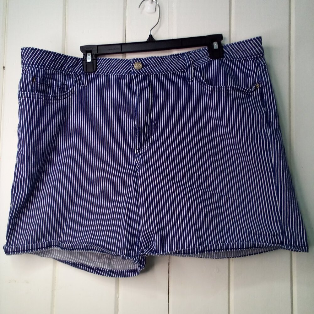 Lee Shorts Women 20 Regular Fit Mid Rise Pinstripe Casual Blue White